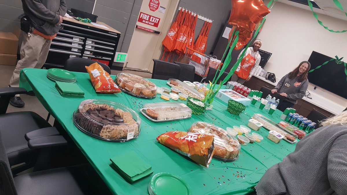 diane_garvin's tweet photo. Store#4132 celebrating 1st day of success sharing with a St Patrick's day theme!!+ https://t.co/dPS5TK7zQs