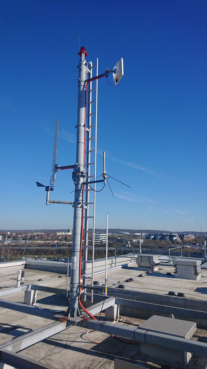 DG2EBN's tweet photo. #Db0dus Ausseneinheit gerade bei bestem Wetter installiert.
Ganz oben der link nach #db0dsp.
Links unterhalb der usereinstieg auf 13cm.
Da drunter der windmesser der Wetterstation.
Rechts davon kommerzielle Antenne vom Flughafen.
Unten rechts #aprs und #pocsag #dapnet #hamnet https://t.co/yKol7ZucZc