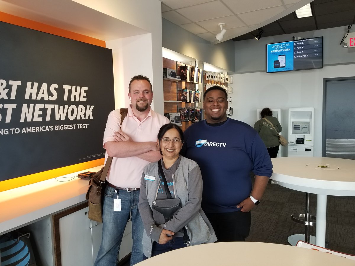 chuck_tedder's tweet photo. Matt Franklin and me, having Fun Day, supporting our Retail Partners. Matt jumping in to help Nisha (RSC) take care of Business Customer. https://t.co/6CFDOD4tin