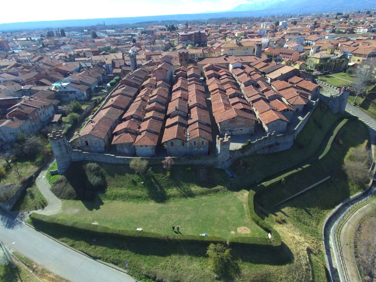 RoccoDragone's tweet photo. Alla scoperta dei Ricetto di Candelo, uno dei Borghi più belli d'Italia
https://t.co/hhGJTNUtsg
#ricettodicandelo #storia #viaggi #travel #vacanze #borghipiùbelliditalia #piemonte #turismopiemonte https://t.co/aF3hi7i5Zf