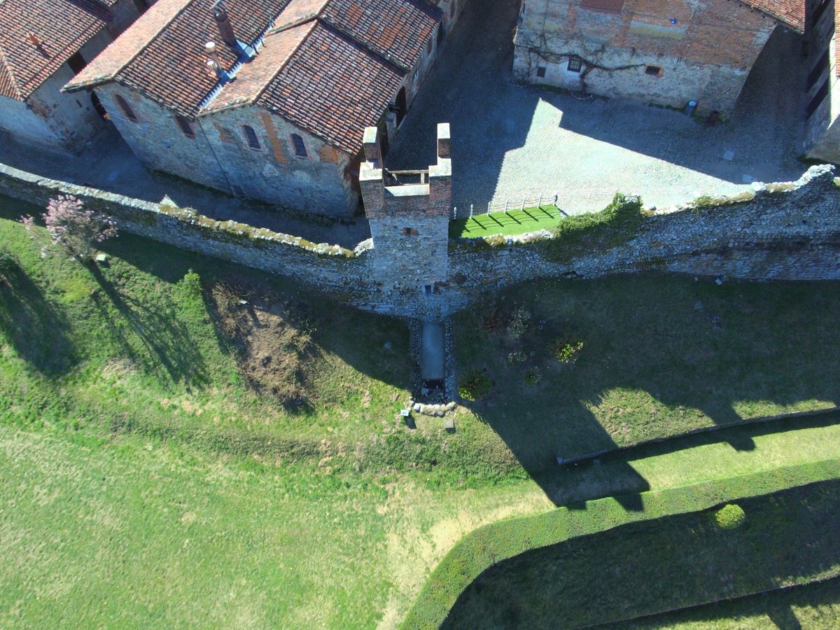 RoccoDragone's tweet photo. Alla scoperta dei Ricetto di Candelo, uno dei Borghi più belli d'Italia
https://t.co/hhGJTNUtsg
#ricettodicandelo #storia #viaggi #travel #vacanze #borghipiùbelliditalia #piemonte #turismopiemonte https://t.co/aF3hi7i5Zf