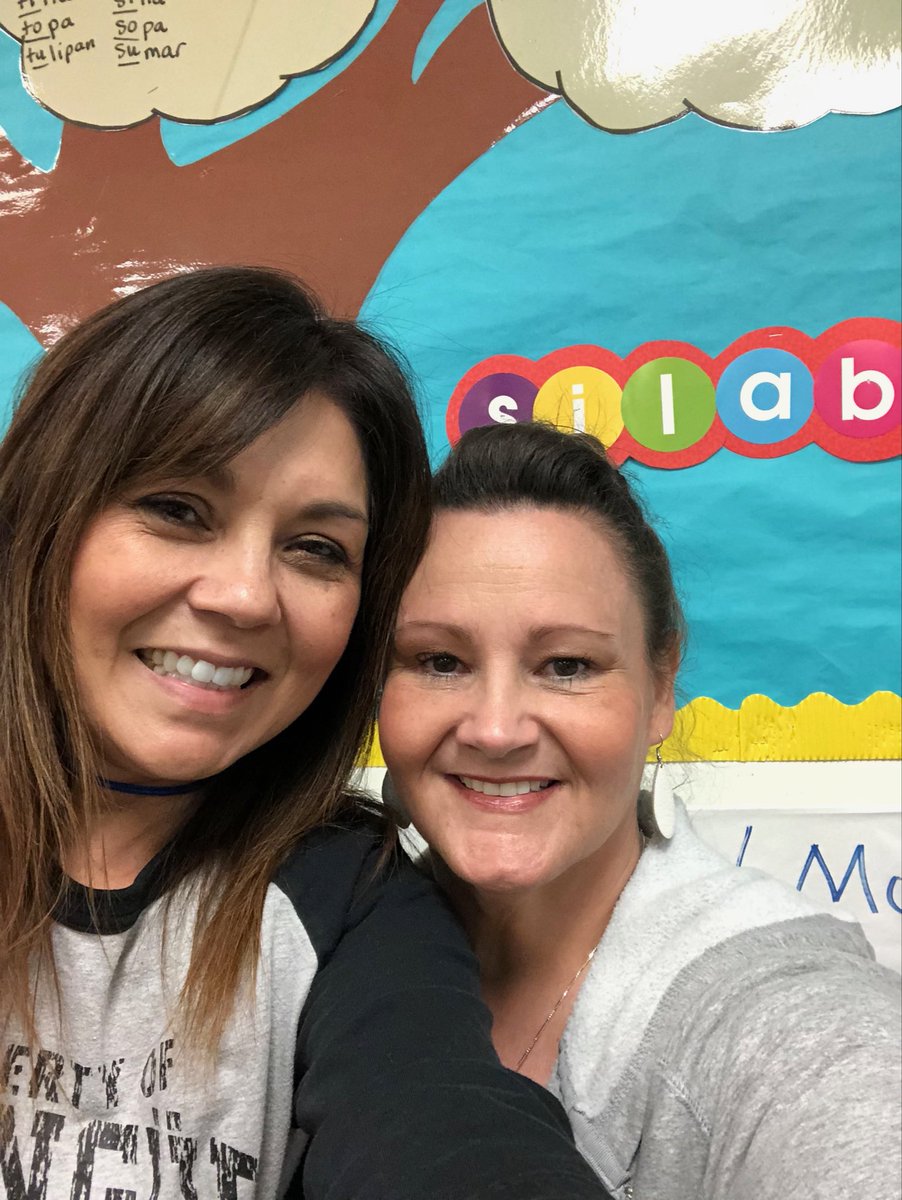 cindal8's tweet photo. Paraprofessional of the year! Yay! #rochellrangers https://t.co/oFBqWYTrdR