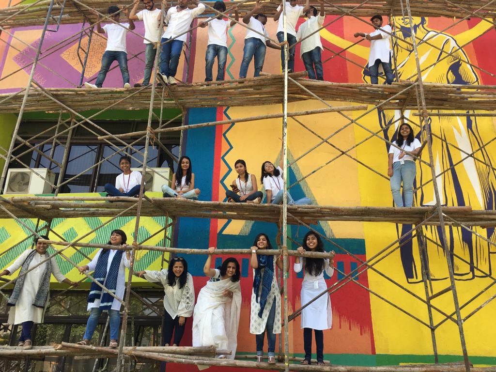 BengaluruNift's tweet image. 45 feet high wall, 36 degrees of heat, 6levels of scaffolding, and we are ready to unveil. But first some fun before the frames are removed. #wallart #wallnuts #whiteislit #fotoshoot #pupul @susanthomasirs @WorldOfHalahala (we missed you)