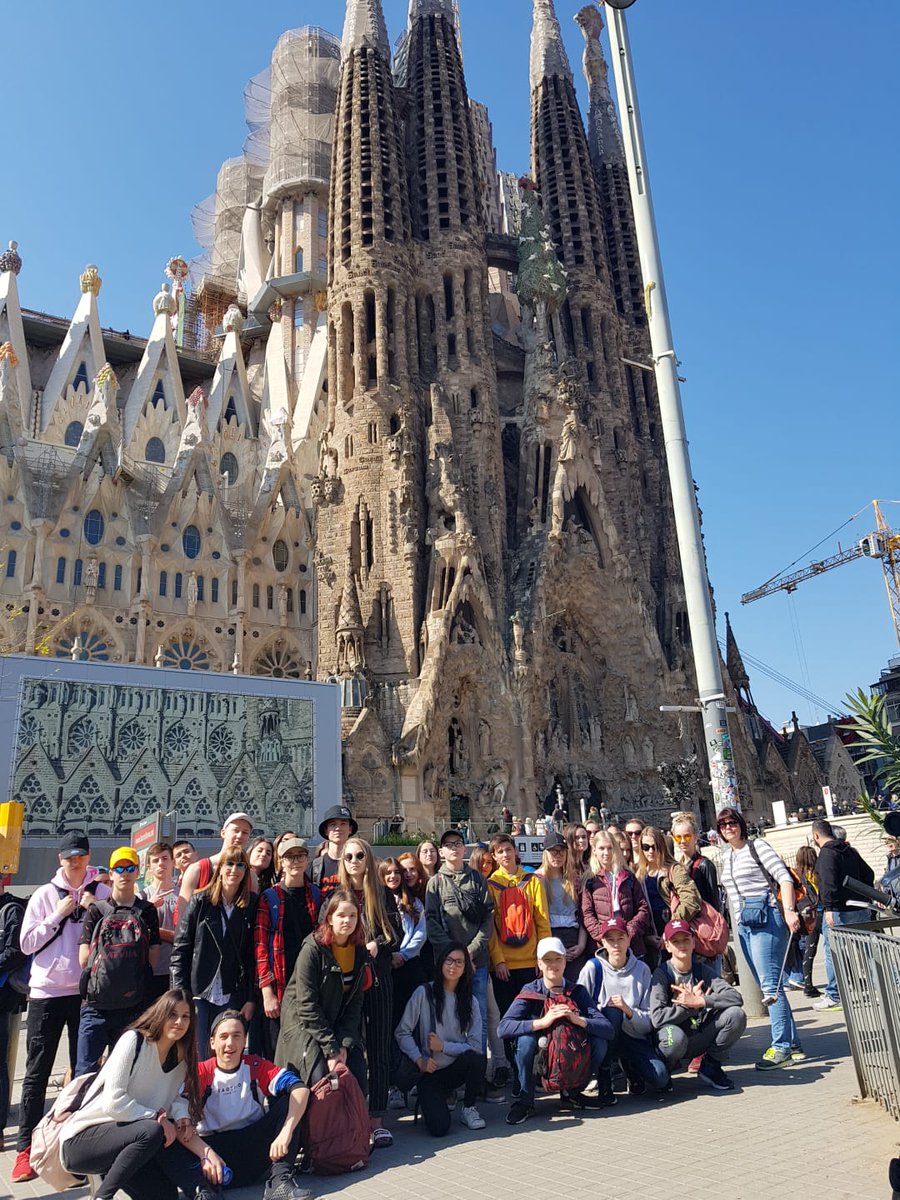 INSMontsuar's tweet photo. Avui els participants de l'intercanvi amb Letònia visitem BCN: Sagrada Família, Parc Güell i Barri Gòtic. https://t.co/XOZidK7Ap7