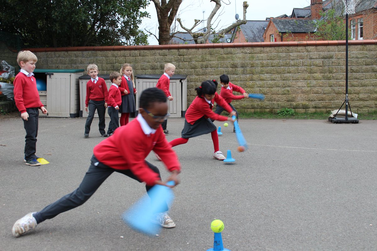 CavershamPrep's tweet photo. Some of our younger children really enjoyed their #cricket with #performacecricket this afternoon. https://t.co/lmjBI8GaHw
