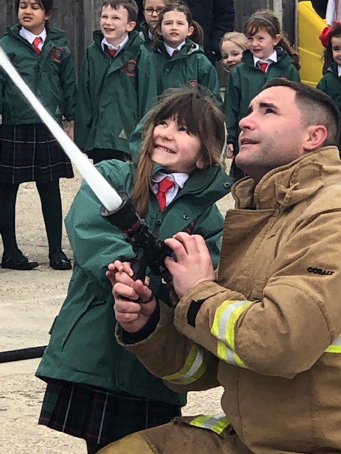 Fairstead_House's tweet photo. Years 1&2 had a wonderful time visiting @STN_Airport today! The children watched the aeroplanes take off & land, then met firefighters & airport rangers who explained to the children the very important jobs they do at the airport. #pilotsofthefuture #outsidetheclassroom https://t.co/EXizsQjUyV