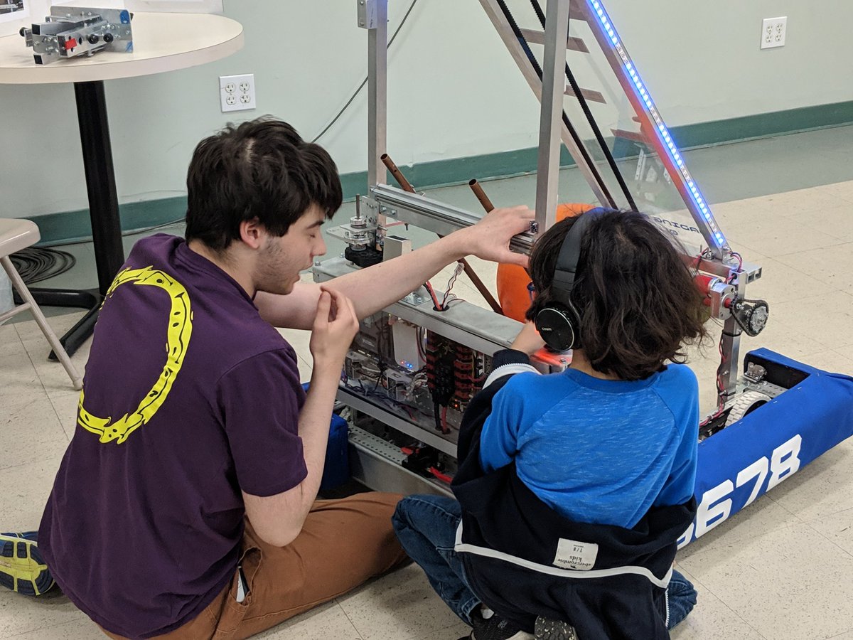 Team_5678's tweet photo. Fun times at our school's science fair! We had a blast presenting our robot and program to awesome families and kids. We look forward to spreading the #STEM more in the future! #omgrobots #morethanrobots https://t.co/X5EGIAJAz7