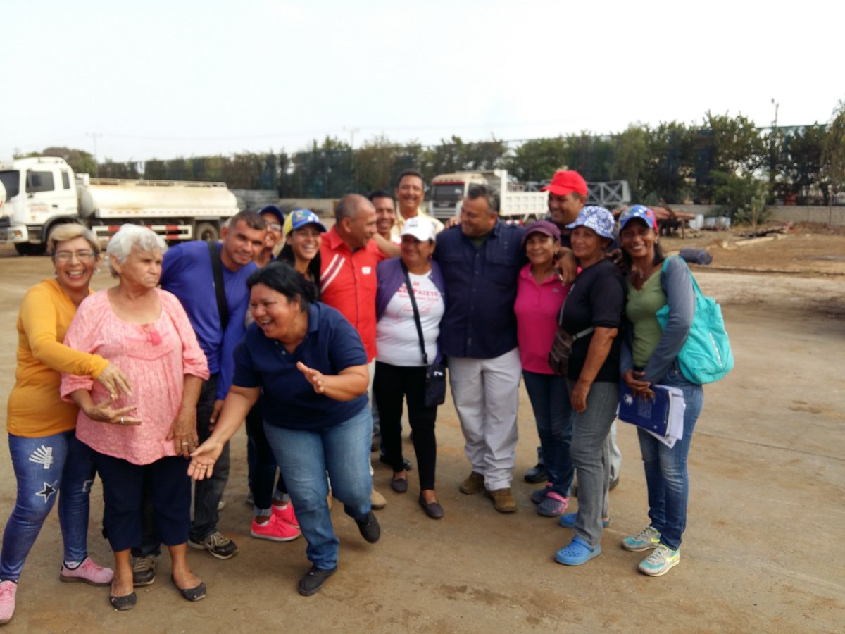 GMBNBT_Zulia's tweet photo. Con la alianza de @MancomunidadEMZ Barrio nuevo Barrio Tricolor siempre a la orden de la comunidad, Prestando el servicio de Agua Potable A través de Camiones Cisternas, Sectores Atendidos Cacique Urquia, El Silencio, C1 del Municipio San Francisco y Maracaibo, Estado Zulia https://t.co/ScqsVupGni
