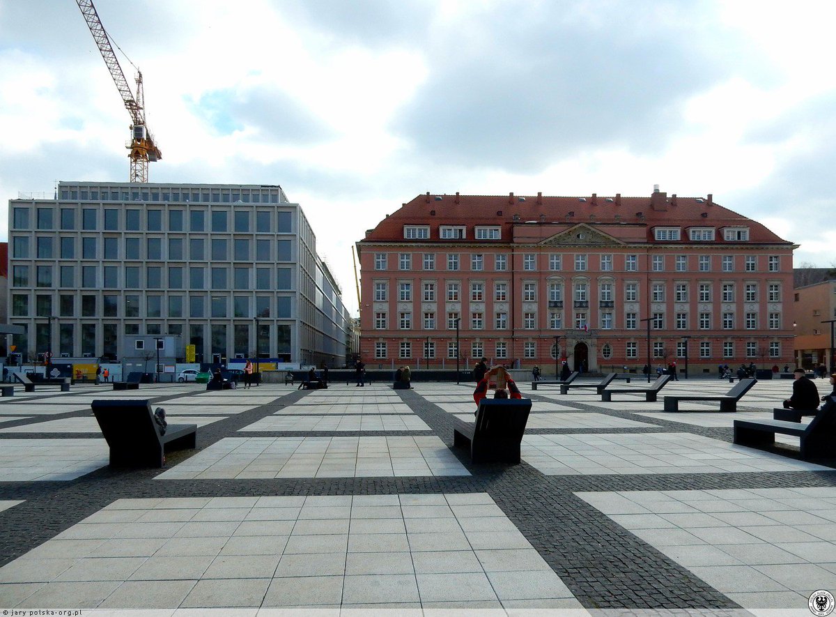 ReconalLtd's tweet photo. We're finishing up a new construction in Wrocław, Poland. "Nowy Targ" is a six storeys high office building in the heart of the city. 
#Skanska #Aluprof #officebuildings #finish #constructability https://t.co/AHsTyWXLHf