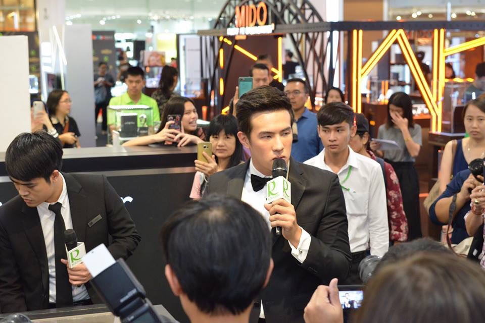 AnThekop's tweet photo. 😍💕 กรี๊ดดดด !! เจมส์ มาร์ ตัวจริงคือหล่อมากเวอร์จ้า !! ออร่าคือพุ่งแรงมากกกกกแอดเห็นแล้วละลายยยย ดูรูปก็ฟินได้จ้าาาา จะหล่อน่ารักขนาดไหน ไปดูกัน #WatchFair 📸👌
ศูนย์การค้าแฟชั่นไอส์แลนด์รามอินทรา cr. Fb RobinsonFashion Island #เจมส์มาร์ #jamesma https://t.co/NJv1hREtov