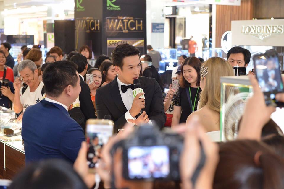 AnThekop's tweet photo. 😍💕 กรี๊ดดดด !! เจมส์ มาร์ ตัวจริงคือหล่อมากเวอร์จ้า !! ออร่าคือพุ่งแรงมากกกกกแอดเห็นแล้วละลายยยย ดูรูปก็ฟินได้จ้าาาา จะหล่อน่ารักขนาดไหน ไปดูกัน #WatchFair 📸👌
ศูนย์การค้าแฟชั่นไอส์แลนด์รามอินทรา cr. Fb RobinsonFashion Island #เจมส์มาร์ #jamesma https://t.co/NJv1hREtov