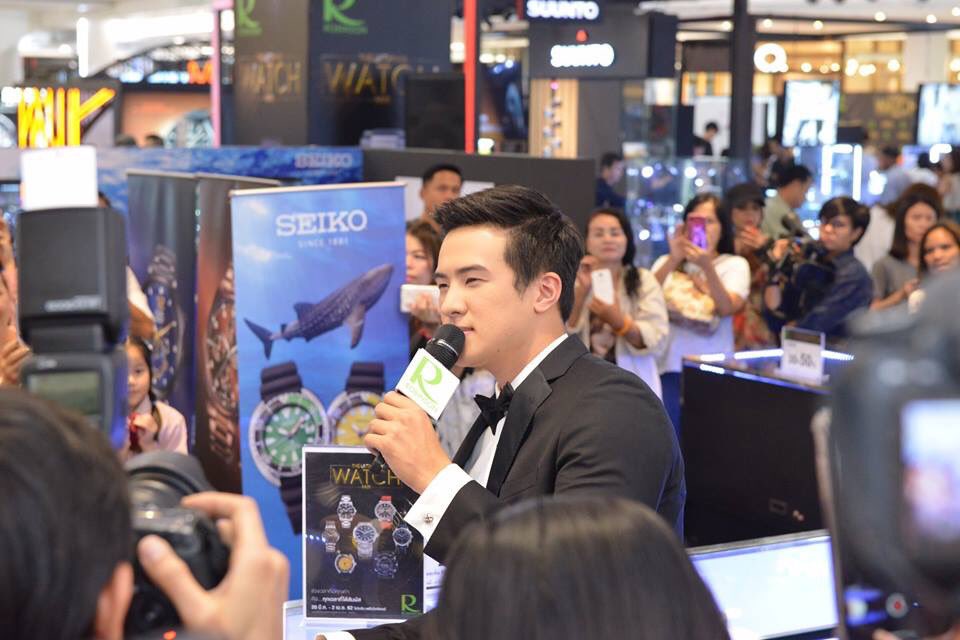 AnThekop's tweet photo. 😍💕 กรี๊ดดดด !! เจมส์ มาร์ ตัวจริงคือหล่อมากเวอร์จ้า !! ออร่าคือพุ่งแรงมากกกกกแอดเห็นแล้วละลายยยย ดูรูปก็ฟินได้จ้าาาา จะหล่อน่ารักขนาดไหน ไปดูกัน #WatchFair 📸👌
ศูนย์การค้าแฟชั่นไอส์แลนด์รามอินทรา cr. Fb RobinsonFashion Island #เจมส์มาร์ #jamesma https://t.co/NJv1hREtov