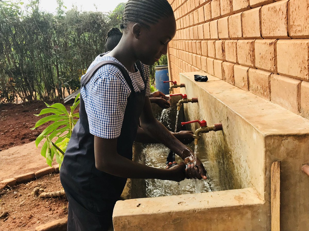 MalaikaDRC's tweet photo. #DRCongo a l'un des taux d'accès à l'eau potable les plus bas de l'Afrique subsaharienne. Malaika a construit 17 puits dans la communauté avec #VinmartFoundation et #VossFoundation. https://t.co/pEoLf6iiEc