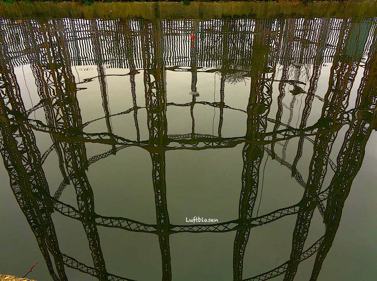 UnbesetztSynth's tweet photo. An einem Frīġedæġ untergetaucht #RegentsCanal #Victoriapark #LushStrings #SpaceOddity #Blechdose #Luftblasen @reedandcaroline @drunkenpoet92 @VeryRecords :: 🌗! https://t.co/HF36yVS614