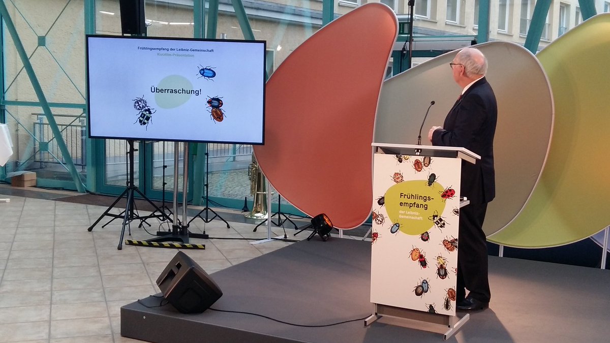 Frühjahrsempfang <a href="/LeibnizWGL/">Leibniz-Gemeinschaft</a> Präs Kleiner wartet auf die Überraschung  (Comic zur Forsch.förder., naja). Eva Geulen zflprojekte.de/zfl-blog/2019/… vom <a href="/zflkomm/">ZfL Berlin</a> hielt Keynote "Intelligenz". Beachte: diese Veranst wurde nicht kommuniziert (anders 2018 <a href="/Moedas/">Carlos Moedas</a>) <a href="/annachristmann/">Anna Christmann</a> <a href="/edrossmann/">Ernst Dieter Rossmann</a>