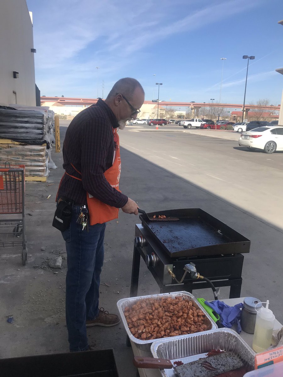 raul_moralez2's tweet photo. Thank you Levy for cooking for our great associates https://t.co/w9Q6IomQ8e