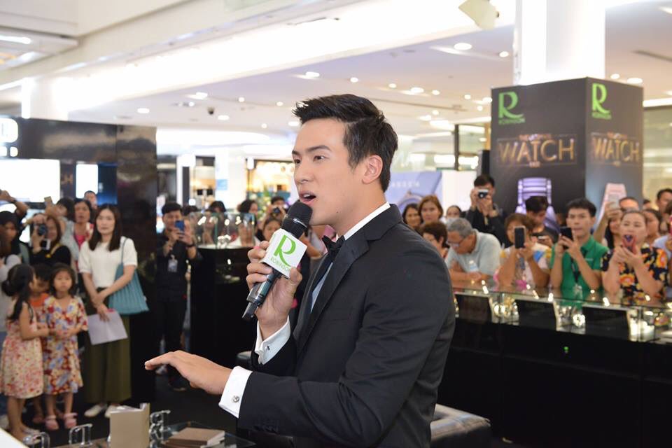 AnThekop's tweet photo. 😍💕 กรี๊ดดดด !! เจมส์ มาร์ ตัวจริงคือหล่อมากเวอร์จ้า !! ออร่าคือพุ่งแรงมากกกกกแอดเห็นแล้วละลายยยย ดูรูปก็ฟินได้จ้าาาา จะหล่อน่ารักขนาดไหน ไปดูกัน #WatchFair 📸👌
ศูนย์การค้าแฟชั่นไอส์แลนด์รามอินทรา cr. Fb RobinsonFashion Island #เจมส์มาร์ #jamesma https://t.co/J0YEGHxfwg