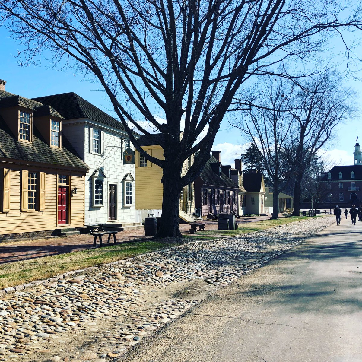 MrsZukPNB's tweet photo. Beautiful blue skies and learning about the colonial government to start our Williamsburg field trip! @PThiessen_LCPS https://t.co/K92EhVBA8L