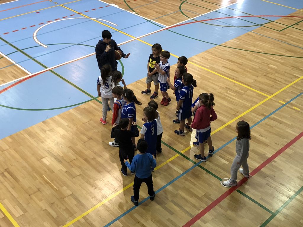 CBMarbella1's tweet photo. 📸 Comienzan a trabajar nuestros equipos en el #SerranoLima en la tarde del viernes. ¡Todo preparado para un nuevo fin de semana lleno de emoción con @FAB_Malaga! #CanteraCBM https://t.co/WkY7K4OYyq