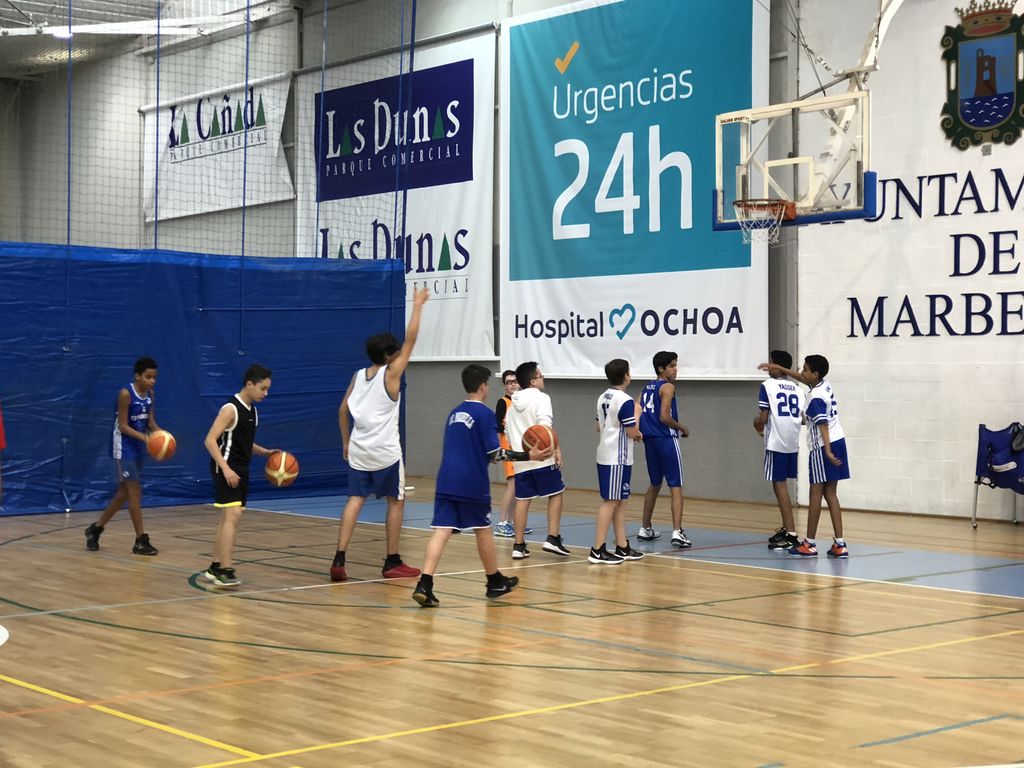 CBMarbella1's tweet photo. 📸 Comienzan a trabajar nuestros equipos en el #SerranoLima en la tarde del viernes. ¡Todo preparado para un nuevo fin de semana lleno de emoción con @FAB_Malaga! #CanteraCBM https://t.co/WkY7K4OYyq