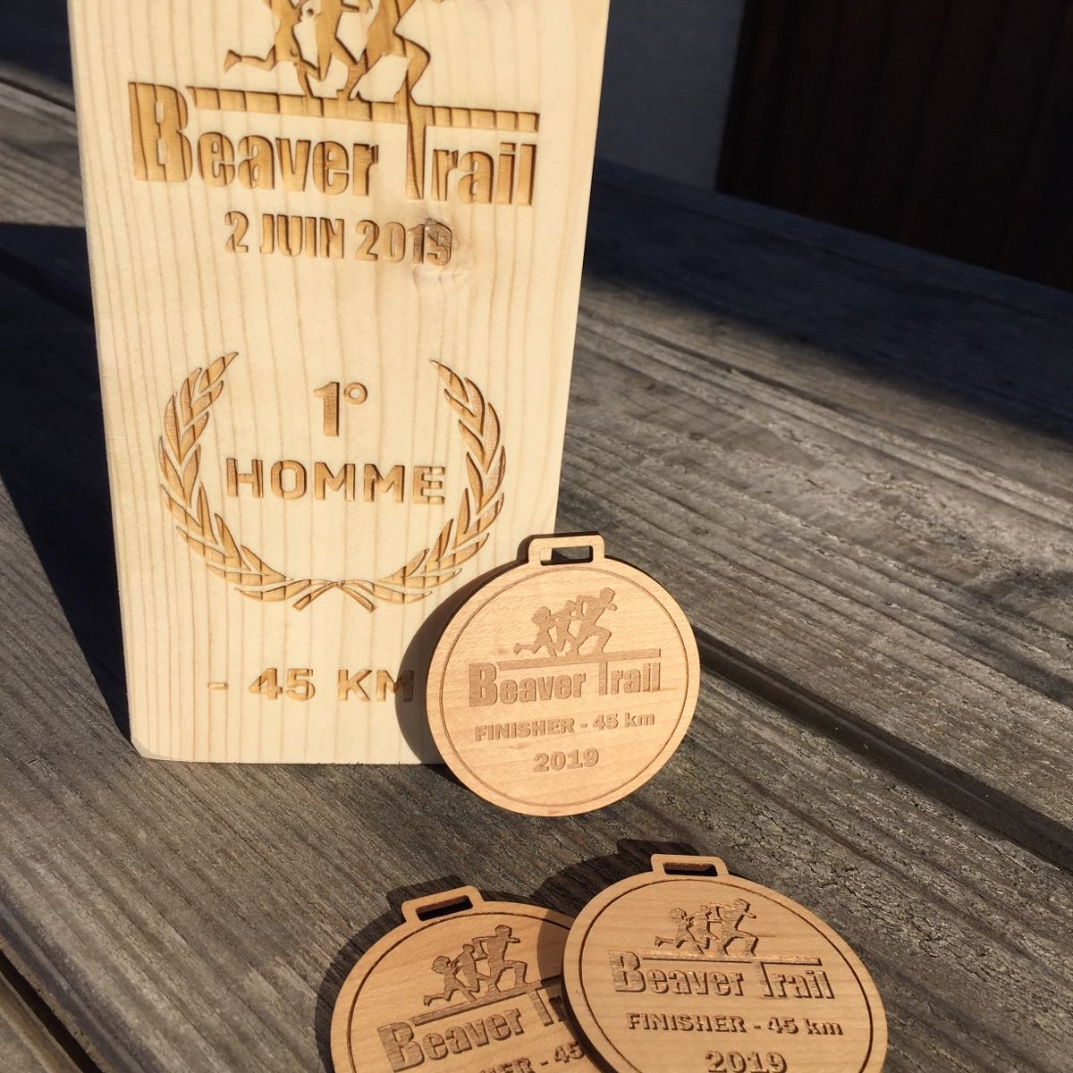 BeaverTrail's tweet photo. Le Beaver Trail continu à se préparer....
Vainqueurs H &amp; F des 15 km, 26 km &amp; 45 km un trophée bois.
Pour tous les Finishers du 45 km une médaille bois gravée. 😉
https://t.co/dH7ujEOoui 
@beavertrail
@challengegardoisdestrails
@kms.fr https://t.co/Z5yykrsX9v