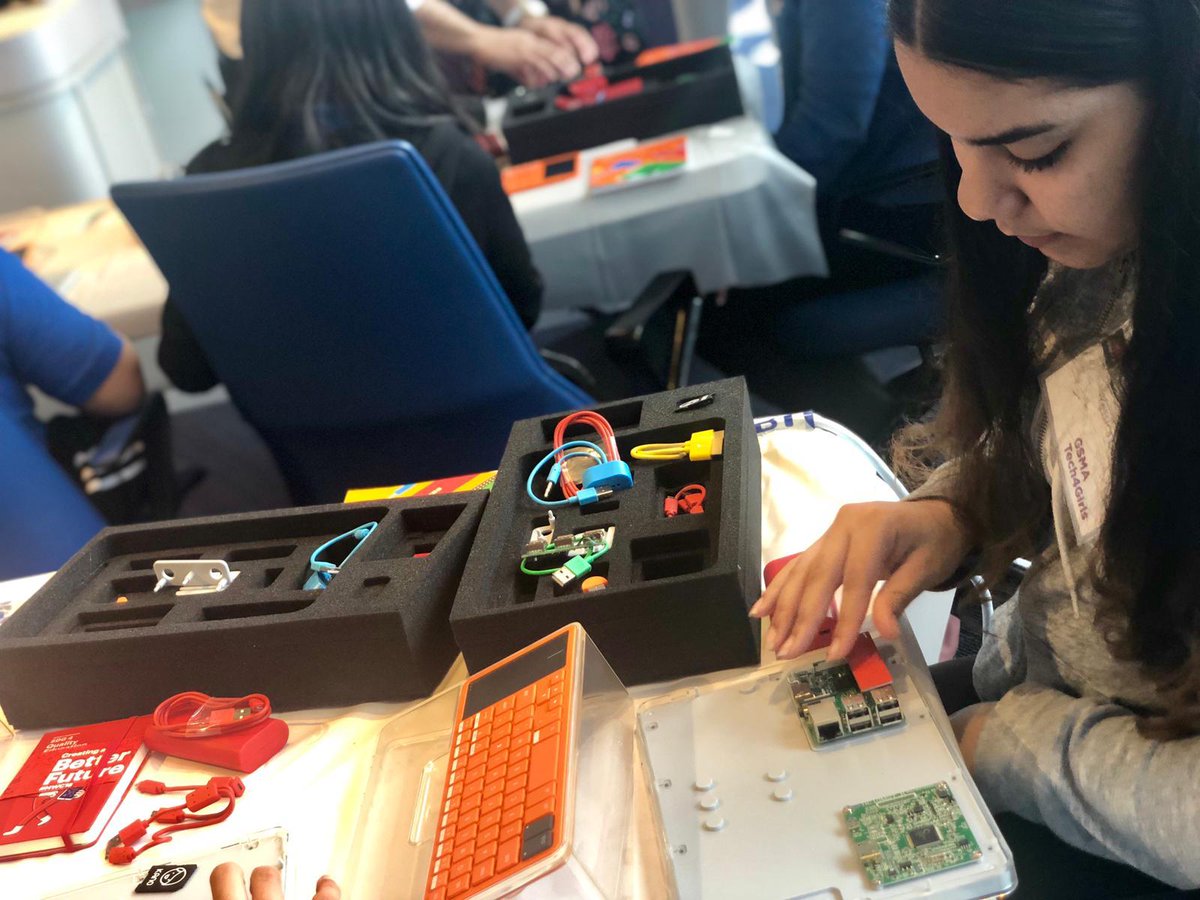 Trust4Americas's tweet photo. 🇺🇸 Today in New York, we participate in @GSMA #Tech4Girls Women and girls will perform tech-based activities such as building computers and interactive games. María Liliana Mor, Director of Programs for @Trust4Americas will be inspiring the assistants in the activities. https://t.co/XYywx63pz8
