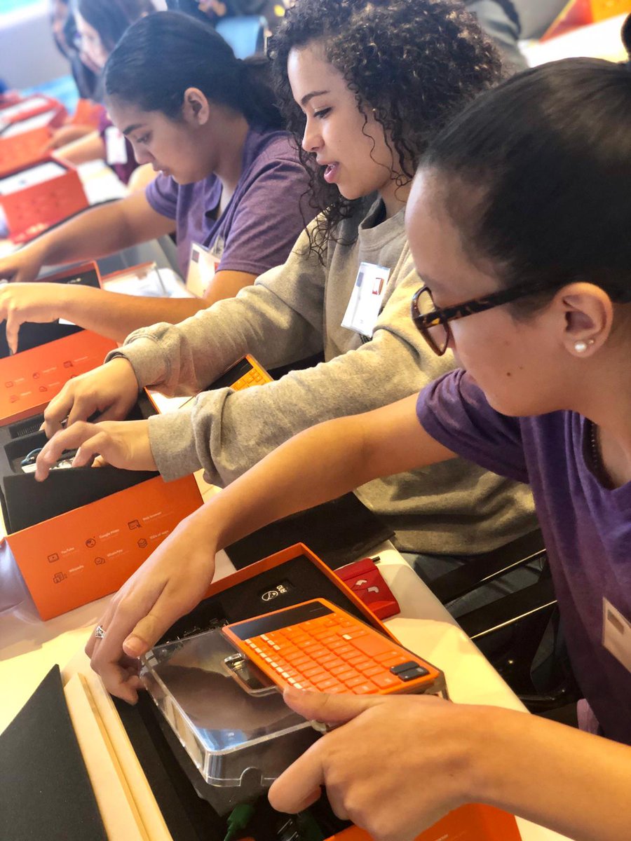 Trust4Americas's tweet photo. 🇺🇸 Today in New York, we participate in @GSMA #Tech4Girls Women and girls will perform tech-based activities such as building computers and interactive games. María Liliana Mor, Director of Programs for @Trust4Americas will be inspiring the assistants in the activities. https://t.co/XYywx63pz8