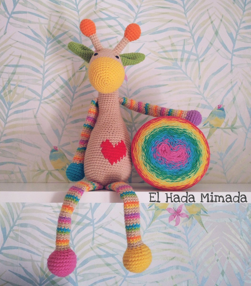 elhadamimada's tweet photo. Tejer tantas rayas de tantos colores me da una pereza brutal pero al final el resultado creo que merece la pena. Hacía mucho que no tejía una jirafa de estas. Os gusta?

#amigurumi #amigurumilove #crochet #hechoamano #jirafa #giraffe #arcoiris #amigurumis #ganchillo https://t.co/rrXVHWk0AO