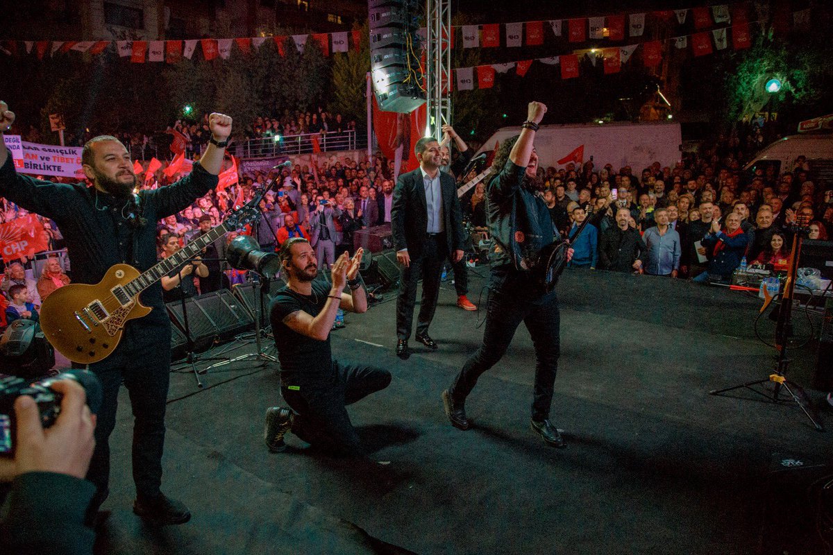 Teşekkürler #Ege Mahallesi!
İlk mitingimiz olan Ege Mahallesi’nde binlerce hemşehrimiz bizleri coşkuyla karşıladı. #Miting öncesinde sahne alan Necati ve Saykolar ( <a href="/Saykolar/">Necati ve Saykolar</a> ) grubunun güzel enerjileriyle hemşehrilerimizle oldukça eğlenceli anlar yaşadık.
