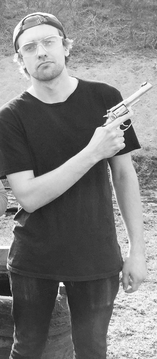 jxetv's tweet photo. Thought I would get some Wingman practice in at the range... "I put my time in. I earned my stripes." - Bangalore, Professional Soldier. #ApexLegends #ApexSeason1 https://t.co/TkC0sDa4uo