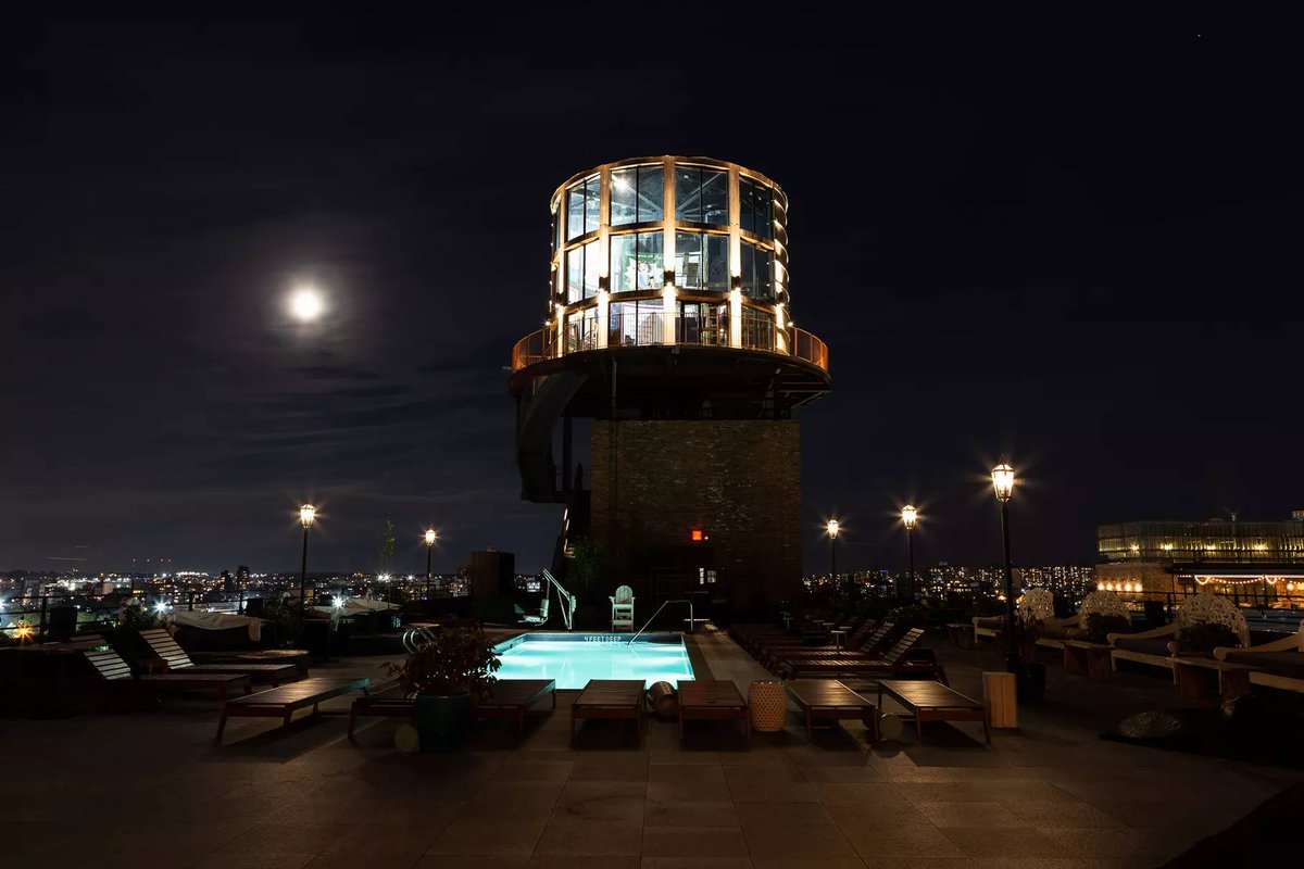 The Williamsburg Hotel recently opened its Water Tower Bar. The glass tower sits atop the hotel overlooking the rooftop pool with its cushy interiors and velvet couches. The Water Tower serves up sweeping views of the Manhattan skyline. 
#Nightlife #mustvisit #Brooklyn #instalife