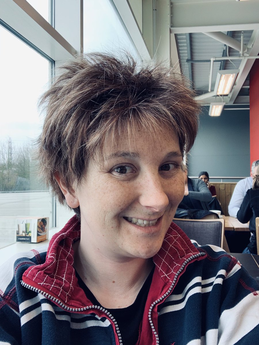 newmeandcancer's tweet image. Stepped out today for the first time in a wig, not sure how I’m feeling about it! 😂 #hasitslipped #obviouswig