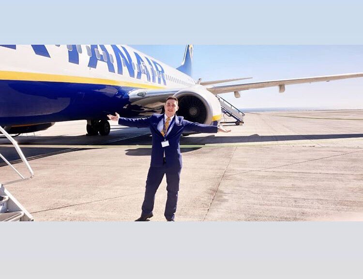 _CoaTD's tweet photo. ‘Dolly of the Day’ The lovely Ion from Ryanair and the obligatory engine selfie 💙
#ryanaircrew #dollyoftheday #crewfie #engineselfie #enginepic #confessionsofatrolleydolly #trolleydolly #cabincrew #flightattendant https://t.co/qtJh4tQyFW