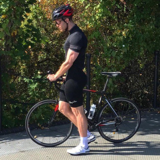 Freeballwales1's tweet photo. Hell of a shape on him #cyclistporn #freeball #gayeyecandy #bulge #bulto #tumblrreblog #horny #HotGuy #hotdudes #gaymuscle #ass #bubblebutt #hotarse https://t.co/y3LuMVnmB6