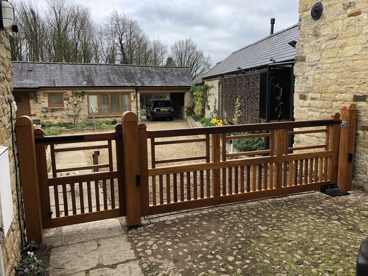 AutogatesUK's tweet photo. Good finish to the week with a Bespoke automated Hardwood vehicle gate and pedestrian gate. https://t.co/qy6sI4bmuW