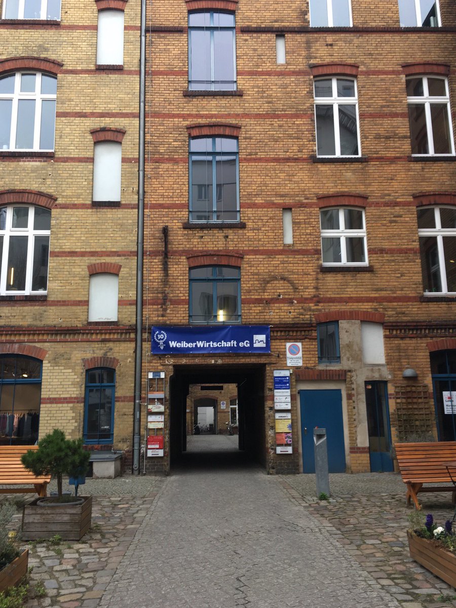 ChristineNewald's tweet photo. Vor 30 Jahren haben sich Frauen in der #Weiberwirtschaft zusammen getan. Sie haben ein leerstehendes Fabriksgebäude gekauft.
Was brauchen Frauen wenn sie sich selbständig machen?
Ein Büro, Kinderbetreuung, ein stabiles Netzwerk, kurze Wege. Das findet frau hier alles 💪❤️🌈 https://t.co/tYZoAb1egO