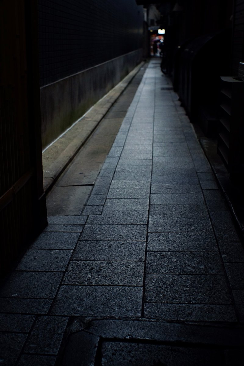 yorozuna's tweet photo. 石畳に落ちる陰影
https://t.co/xcYyIk9TlK
───
#石畳 #石畳の道 #pavement #pave #stonepavement #pavedroad #路地 #路地裏 #小道 #小路 #alley #alleyway #backalley #pathway #passageway #祇園四条 #祇園 #京都府 #gionshijo #gion #kyoto #japan #fujifilm #xm1 #takumar #takumar28mm https://t.co/9KUTBHpP2t