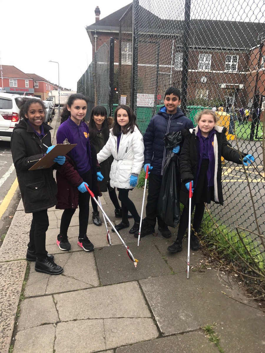 AldboroughPrim's tweet photo. Some of our incredible eco-warriors taking part in the Great Big School Clean! #GBSchoolClean https://t.co/OXDHNzWzwL