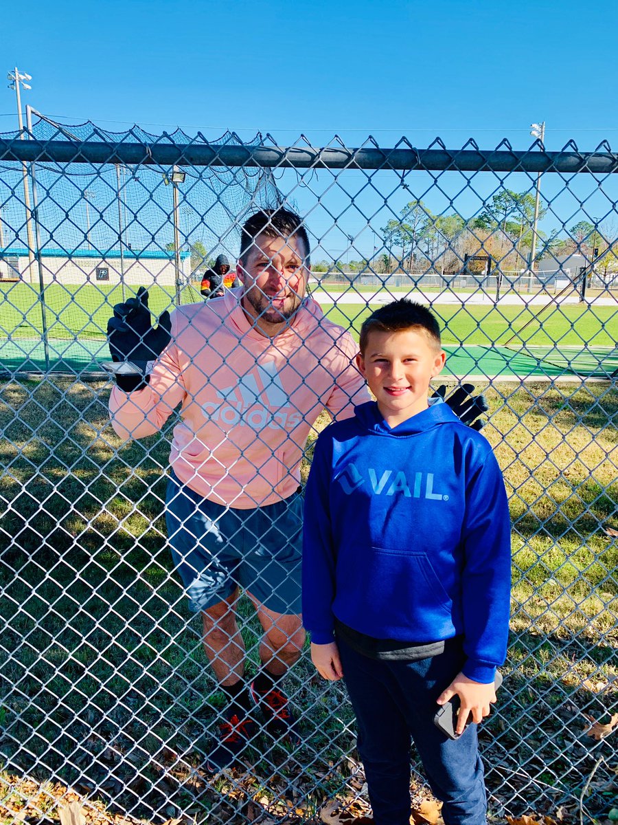 PrestonBSBL's tweet image. Ran into @TimTebow at a #PitchingLesson before he left for #SpringTraining.  Thanks for the picture &amp;amp; always inspiring me to get better everyday.  @tebowfoundation @Mets @RumblePoniesBB @GatorsFB @UF #Mets #TimTebow #Tebow #Gators #UF @MLB