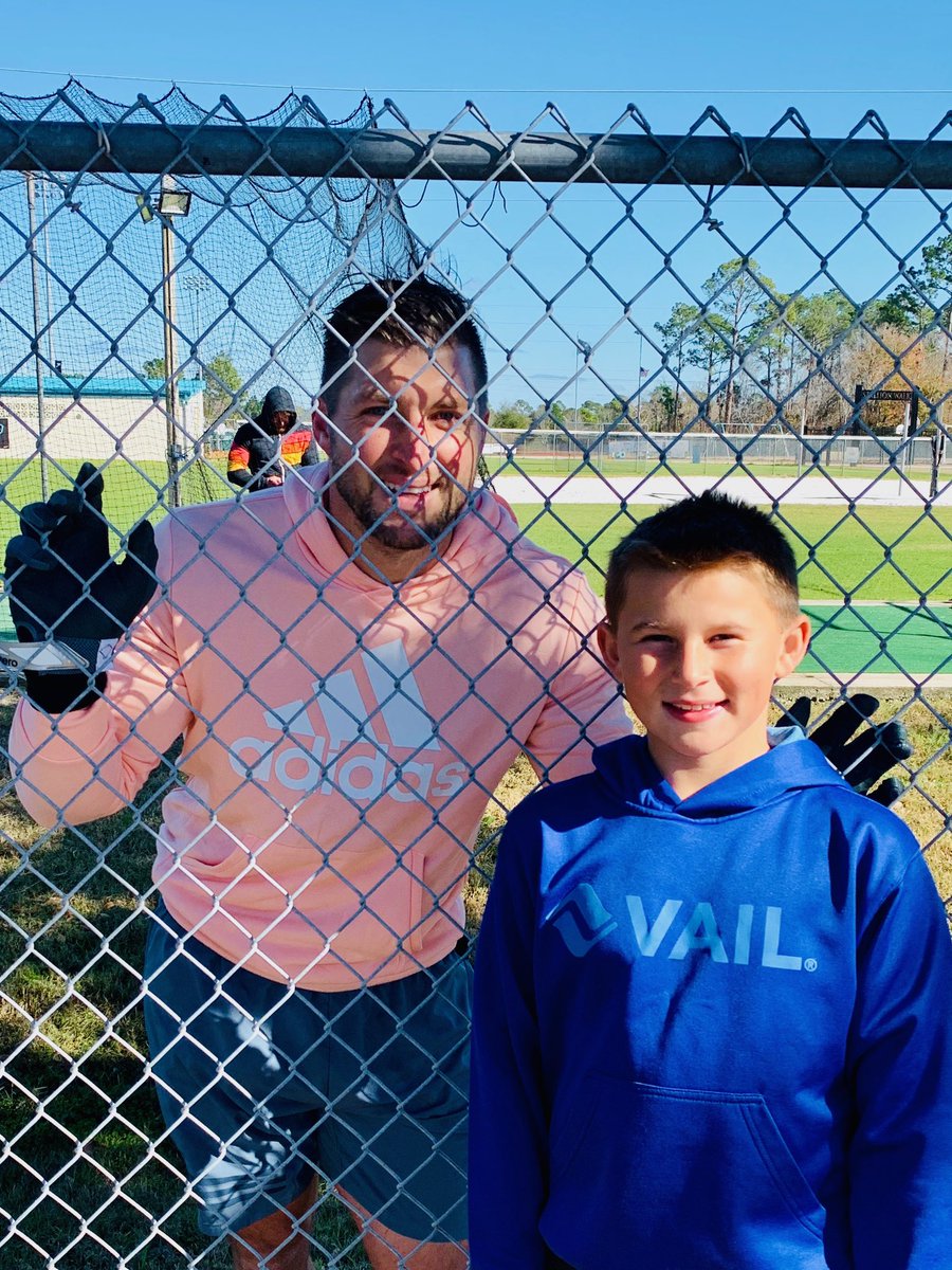 PrestonBSBL's tweet image. Ran into @TimTebow at a #PitchingLesson before he left for #SpringTraining.  Thanks for the picture &amp;amp; always inspiring me to get better everyday.  @tebowfoundation @Mets @RumblePoniesBB @GatorsFB @UF #Mets #TimTebow #Tebow #Gators #UF @MLB