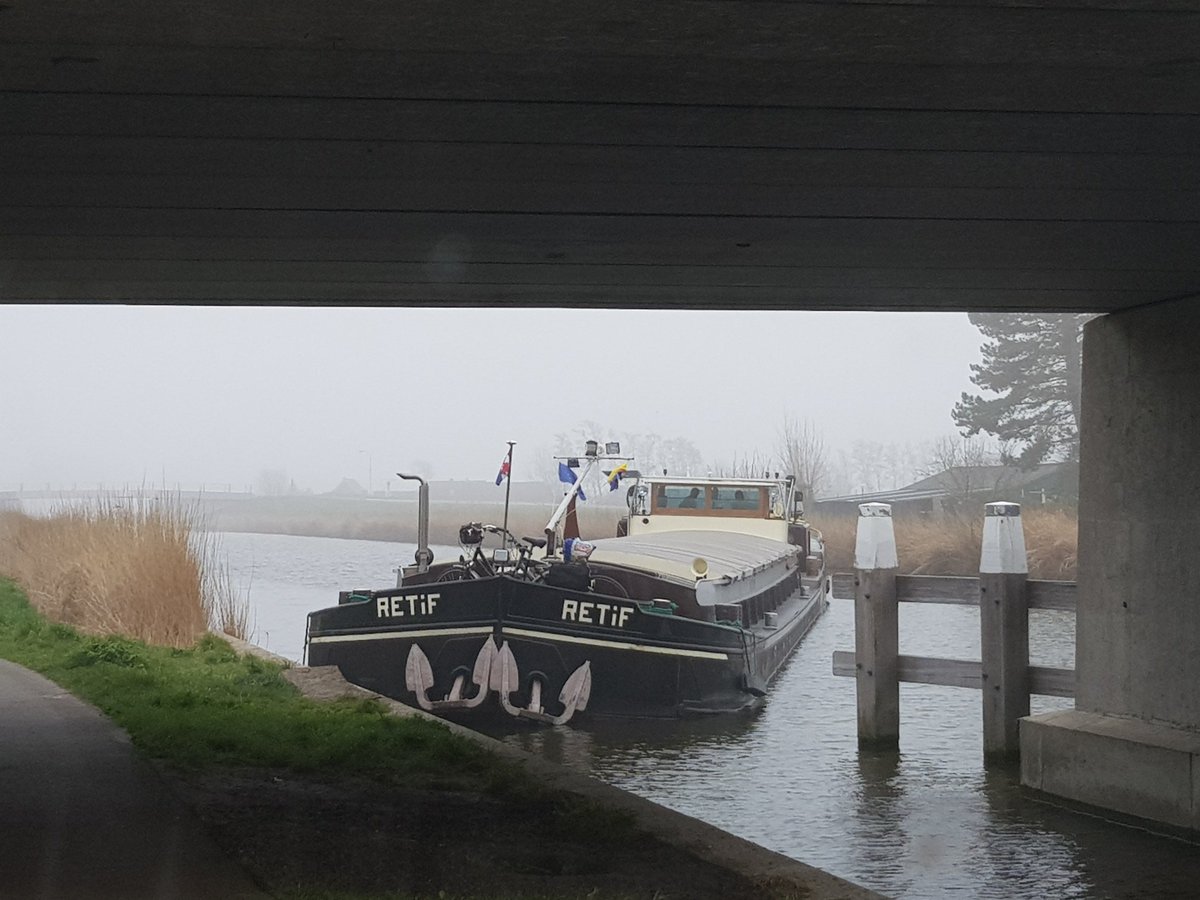 VaarwegenNH's tweet photo. Vrachtschip krijgt oude transportband in de schroef nabij Winkel (K-6) en werd stuurloos,net niet op de kant,duiker heeft alles uit schroef gehaald en schipper kon zijn weg vervolgen https://t.co/Zx9TF7WeAM