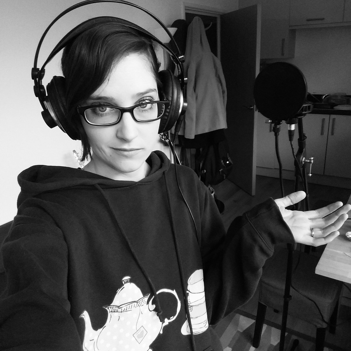 FeathersWnS's tweet photo. Annnddd we're back again. Seriously why did we make this last chorus exist? 🤔🙃😬 #singing #homerecording #homestudio #DIYmusic #singingfail #music #rockmusic #independentartist #IndieMusic #songwriting #womeninrockandmetal #heavyrock #AlternativeMetal #AlternativeRock #vocals https://t.co/6UmCie51VZ