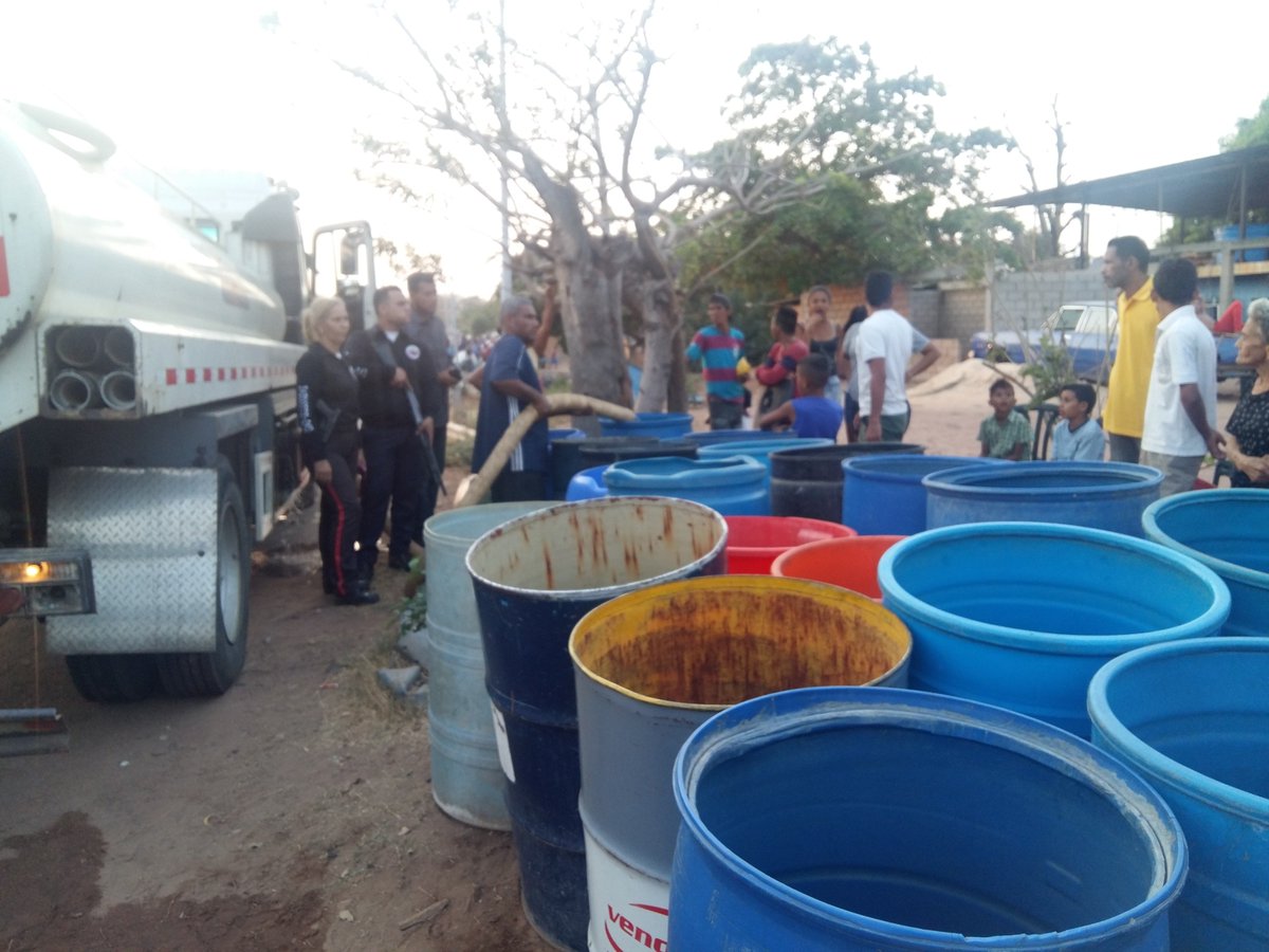GMBNBT_Zulia's tweet photo. Barrio Nuevo Barrio Tricolor de la mano con @MancomunidadEMZ se distribuye 320.000 mil Litros en la Prolongación Circunvalación 1, donde se beneficiaron 1.600 Familias, #JuntoTodoEsposible #Venezuela #Agua @NicolasMaduro https://t.co/14hi8EJRnE