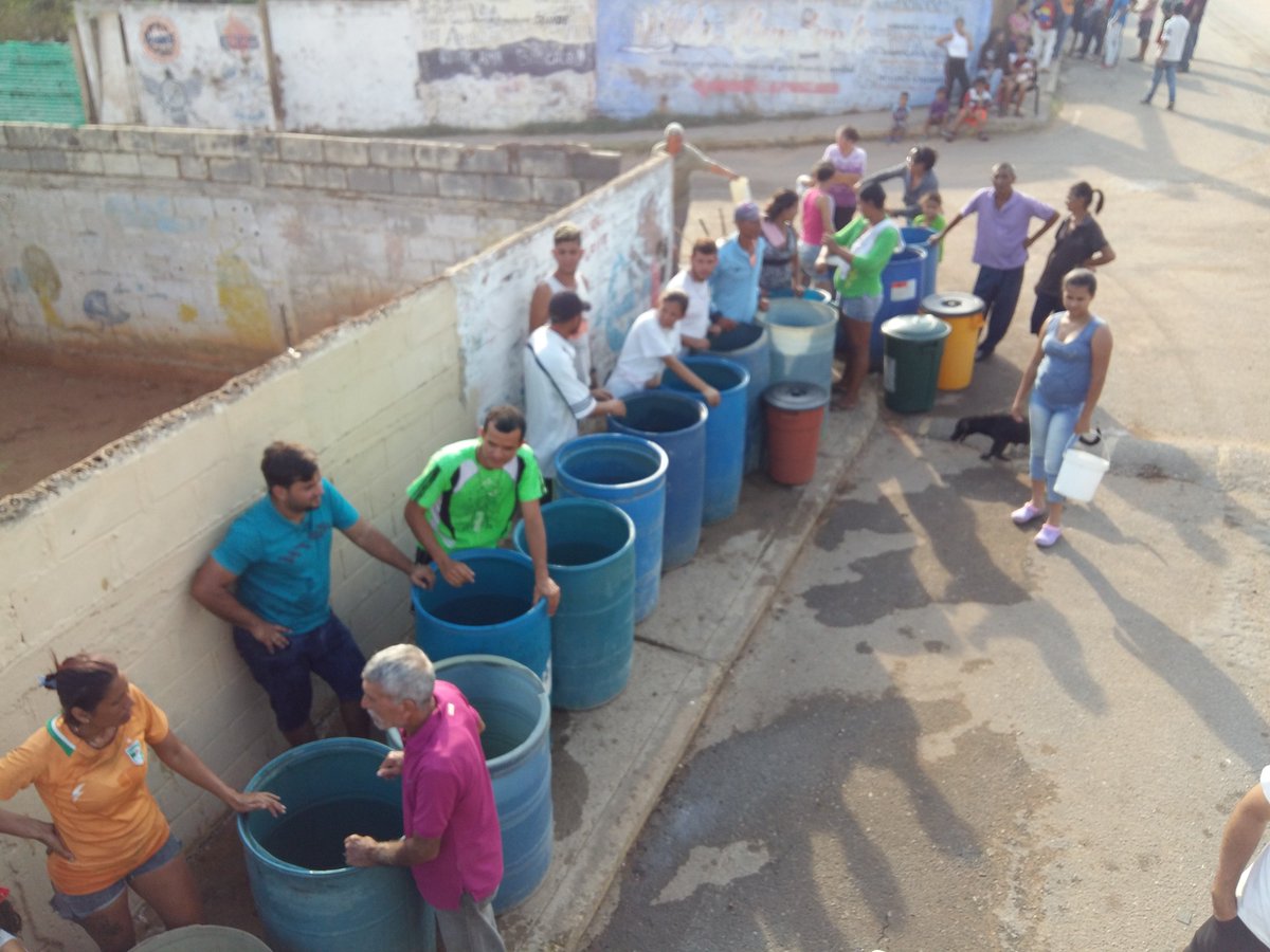 Barrio Nuevo Barrio Tricolor de la mano con <a href="/MancomunidadEMZ/">MancomunidadZulia</a> se distribuye 320.000 mil Litros en la Prolongación Circunvalación 1, donde se beneficiaron 1.600 Familias, #JuntoTodoEsposible #Venezuela #Agua <a href="/NicolasMaduro/">Nicolás Maduro</a>