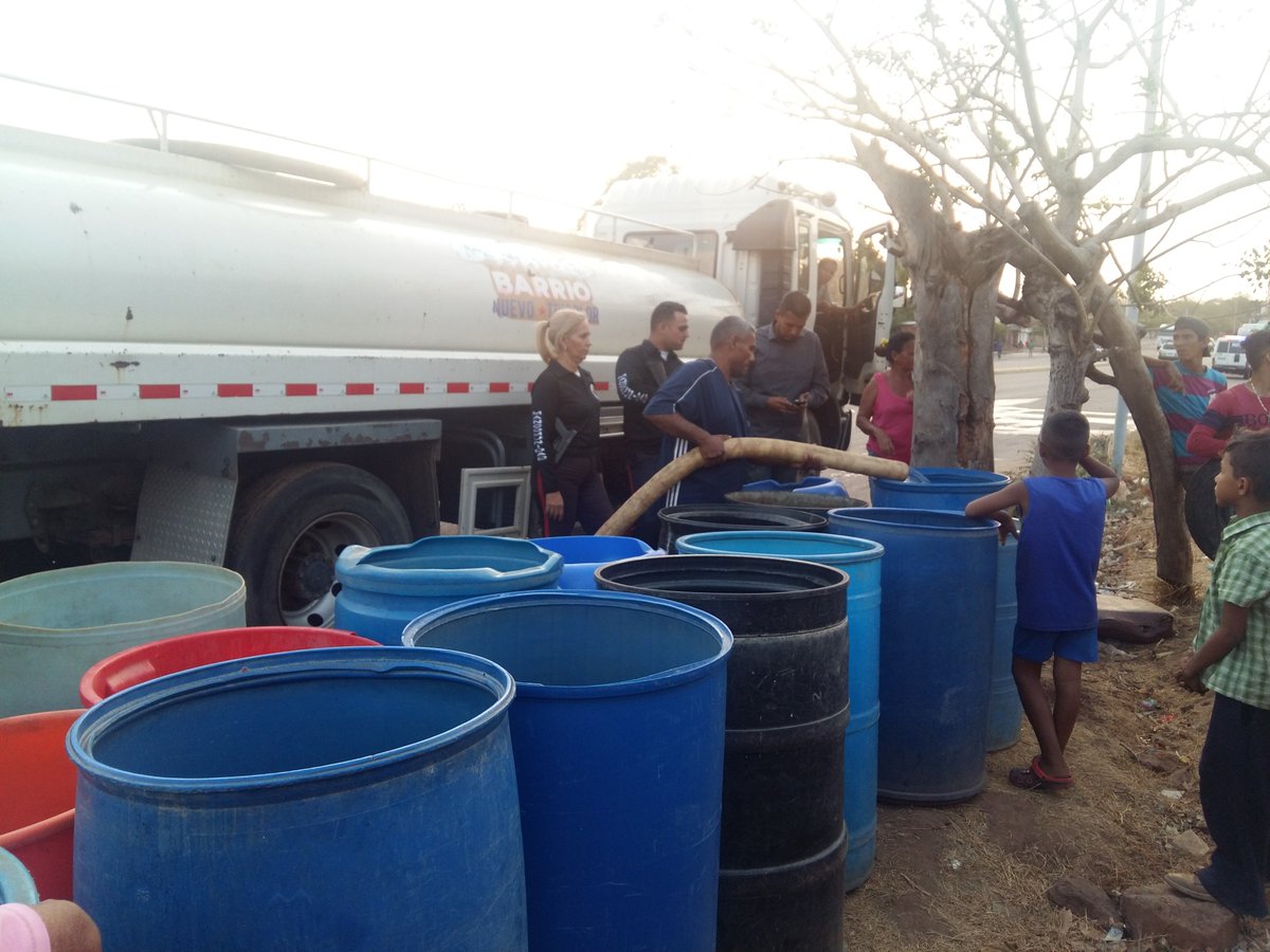GMBNBT_Zulia's tweet photo. Barrio Nuevo Barrio Tricolor de la mano con @MancomunidadEMZ se distribuye 320.000 mil Litros en la Prolongación Circunvalación 1, donde se beneficiaron 1.600 Familias, #JuntoTodoEsposible #Venezuela #Agua @NicolasMaduro https://t.co/14hi8EJRnE