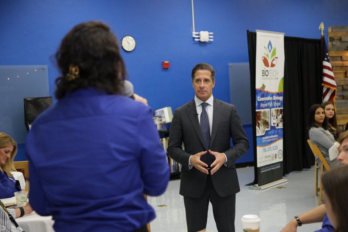 LAUSDSup's tweet photo. I asked student leaders @MDCPS, what 2031 will look like? How will you change the world? Their responses give me hope. I cannot wait to witness the things that they will do to make our world a better place. #SupRT19 https://t.co/I7RIqh8uyV