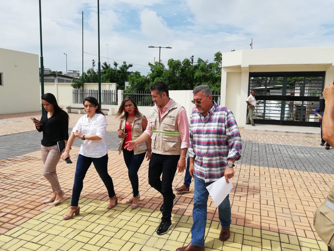 SECOB_Ec's tweet photo. El Ing. @JoheJaramilloH recorre las instalaciones de la Unidad Educativa El Fortín, para constatar el avance de esta obra que pronto estará al servicio de la parroquia Tarqui. Gracias a #ElGobiernoDeTodos seguimos sembrando futuro para nuestros niños y jóvenes. #SecobEnMarcha https://t.co/JrR44ky7qi