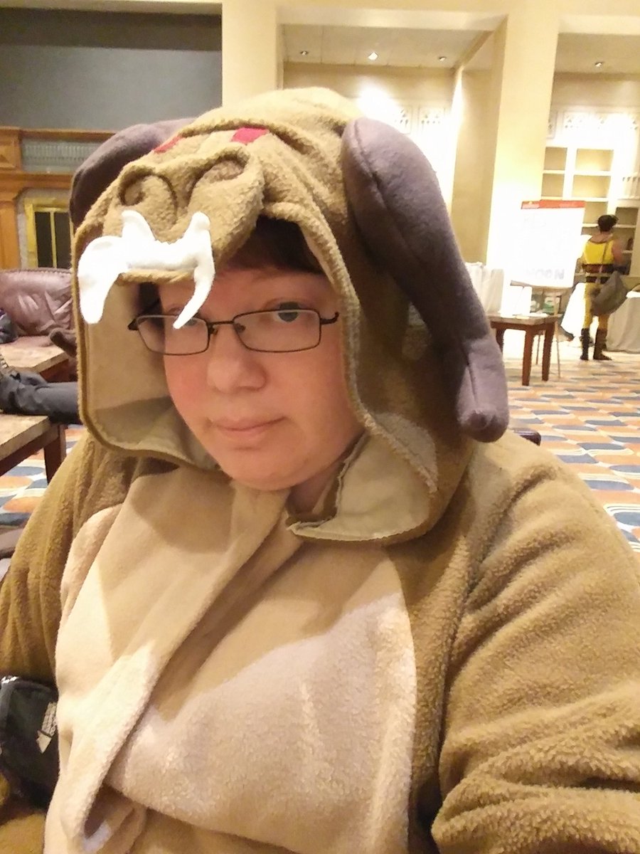 MaxAffinityCos's tweet image. There&apos;s a deathclaw nesting near the reg desk. Fortunately it already had coffee and it&apos;s in a pretty good mood. #costumecon37 #Fallout