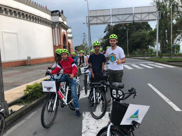 Corpocaldas's tweet photo. Los Jóvenes de Ambiente, nodos Villamaría y Arauca, participaron en el ciclopaseo liderado por VivoCuenca, Corpocaldas y la Secretaría de Medio Ambiente de la Alcaldía de Manizales,  para resaltar el papel de los jóvenes en el cuidado del agua. #EducaciónAmbiental https://t.co/56W7J0QD3l