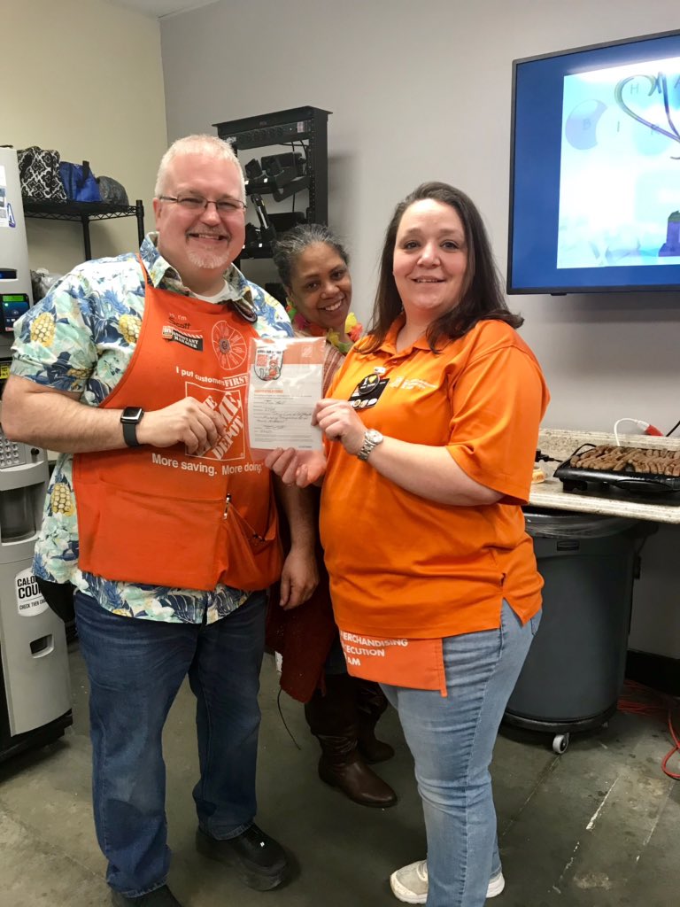 AngelBisson's tweet photo. Tina getting a homer award for taking care of our associates!! 🧡 You rock, thank you for all you do! #team2754 @scottclittle @coupontrepreneu @_Spears_Ashley @cherrelleharri2 @45thriller https://t.co/2ZY0TIBwfR